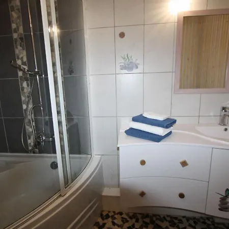Casa vacanze Chaleureux Avec Terrasse, Proche Sentiers De Randonnée, équipements Inclus, à 30min De Saint-dié - Fr-1-589-381 *